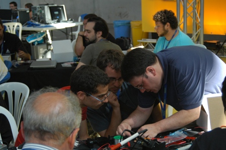 Gente trabajando en el taller de Skybot