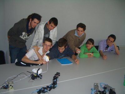 Los alumnos moviendo el skybot con el mando de la wii